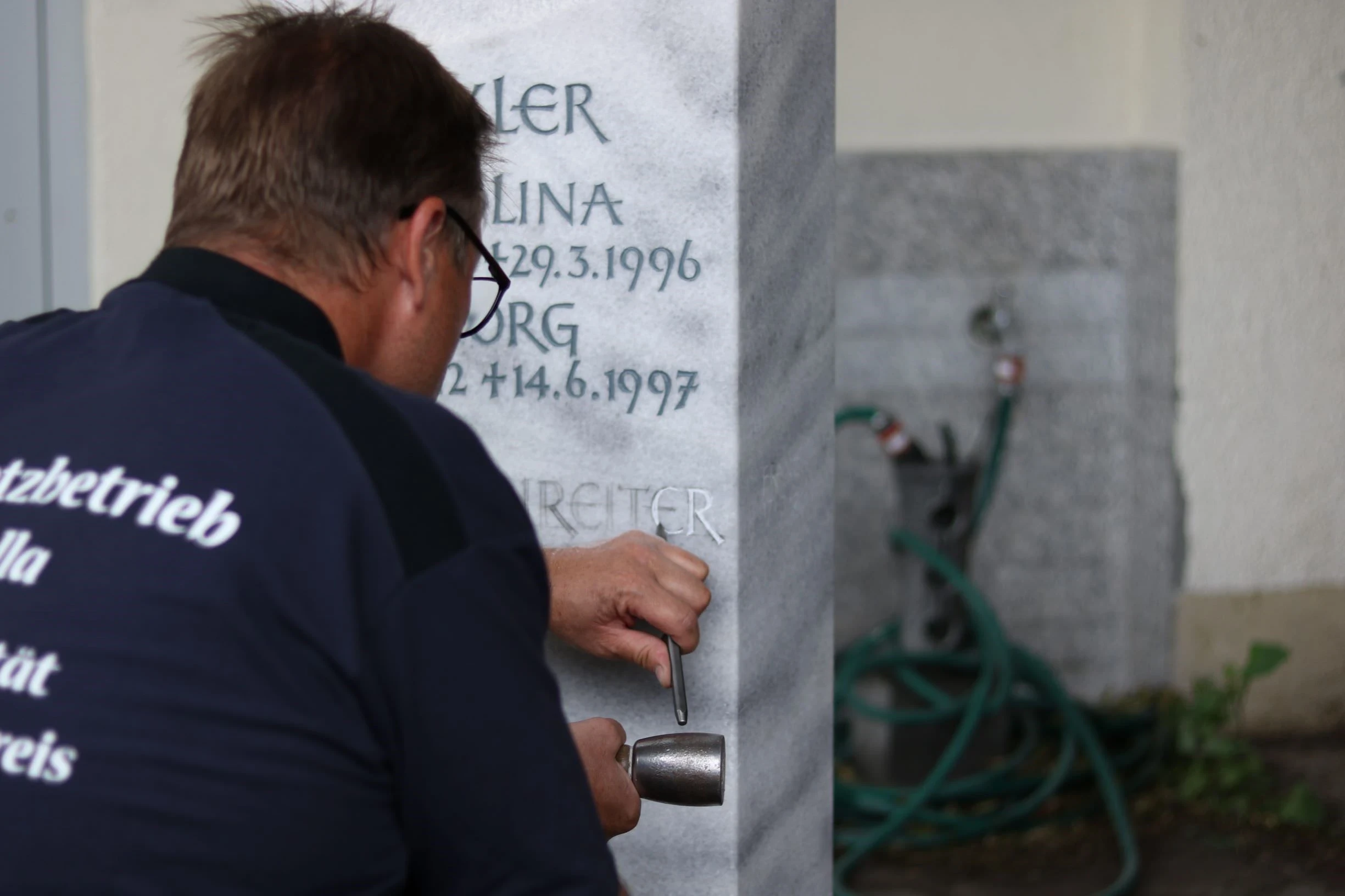 Steinmetz beim arbeiten